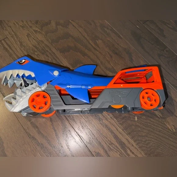 Hot Wheels GVG36 Shark Chomp Transporter Playset -Eats Cars! - Picture 9 of 13
